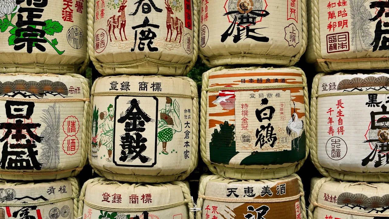 Sake i store tønder ofres til templerne. Foto Anders Stoustrup