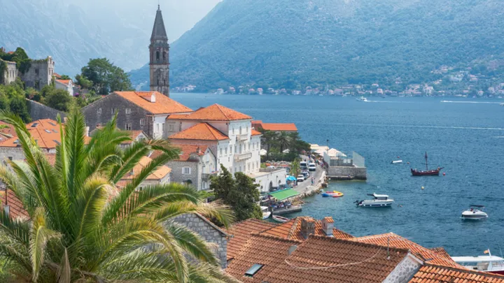 Byen Perast med udsigt til vandet i Montenegro. Foto Viktors Farmor