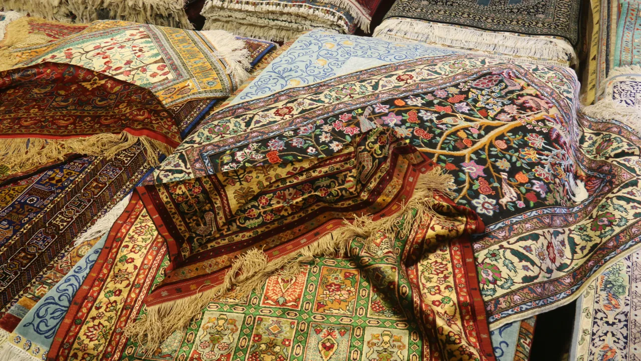 Der findes et rigt udvalg af smukke tæpper som mange fristes til at købe med hjem. Foto Anja Schmidt
