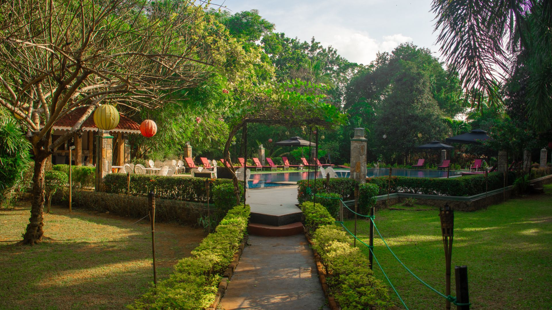 Dejligt hotel i grønne omgivelser med moderne faciliteter og en dejlig pool. Foto Viktors Farmor