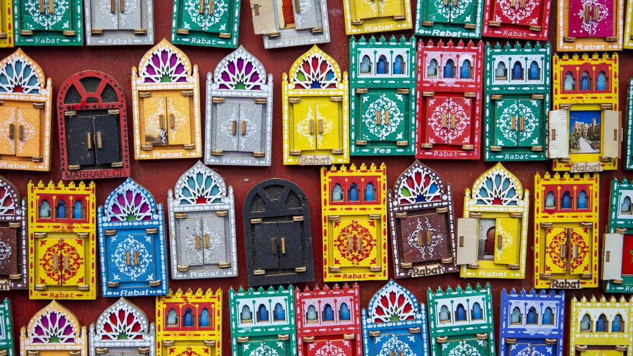 Farverige souvenirs i medinaen i Rabat. Foto Inge Lynggaard