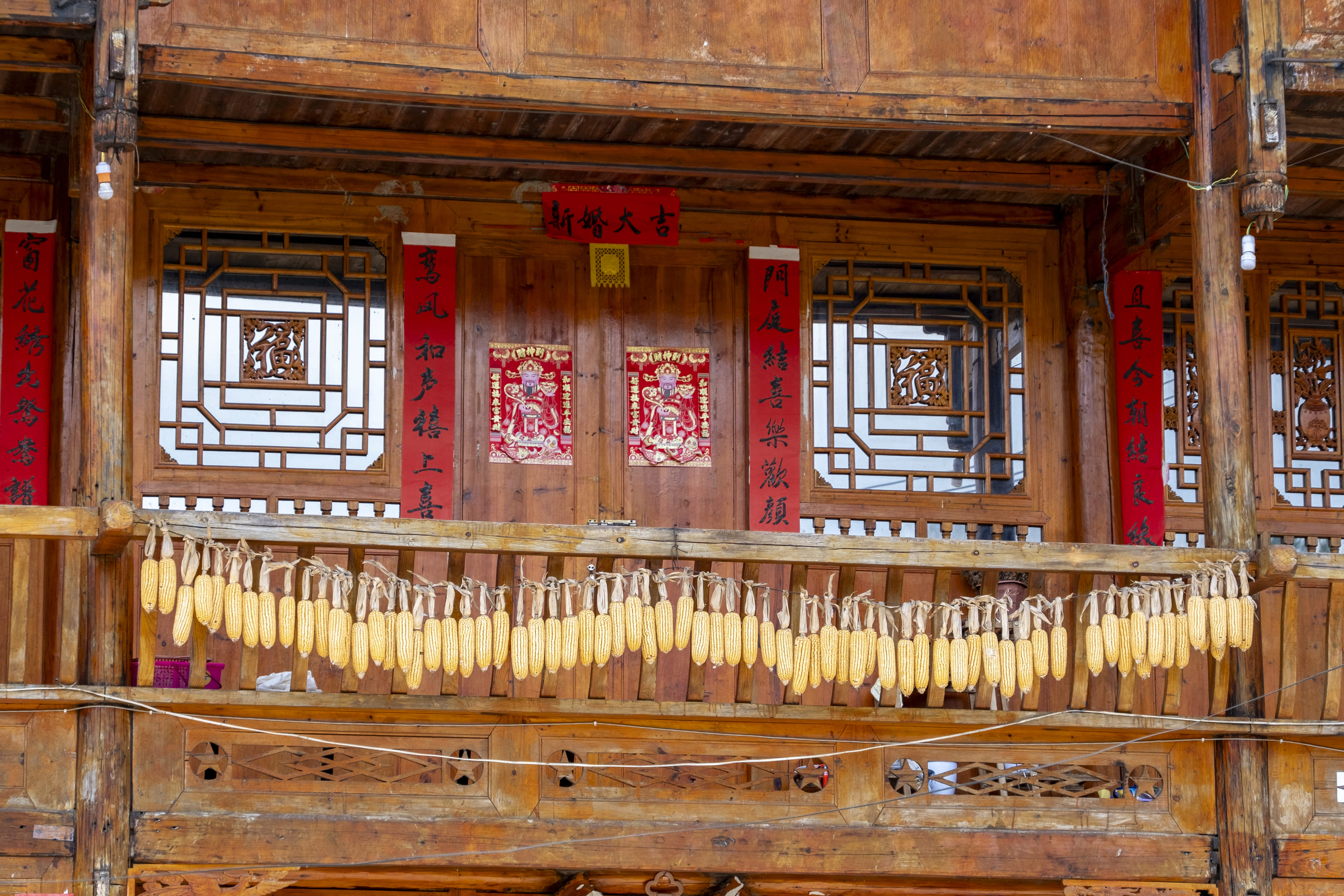 Majs tørres i gader og på huse i Guizhou. Foto Carsten Lorenzen