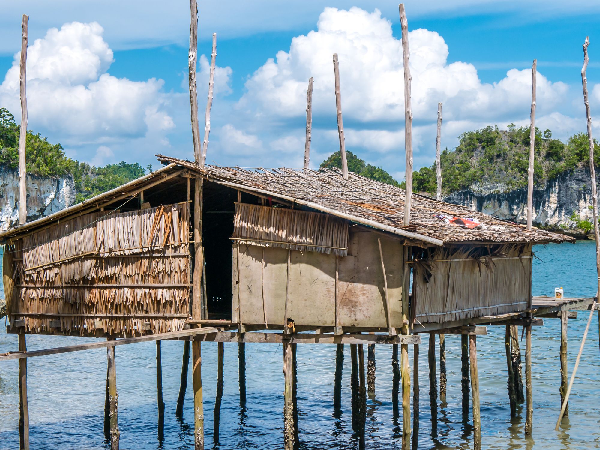 Bambushytte på stylter i Kabui Bay. Foto Viktors Farmor