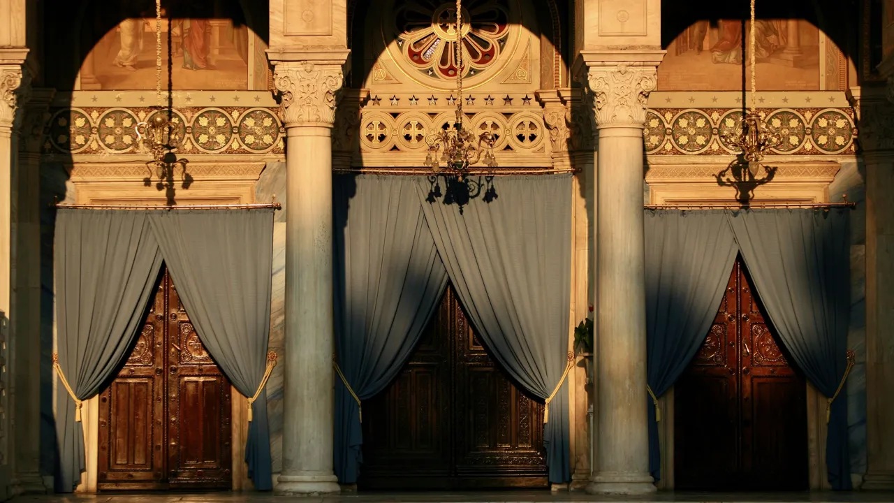 Plateia Mitropoleos kirken i Plakaen i Athen i det flotte aftenlys. Foto af Anders Stoustrup