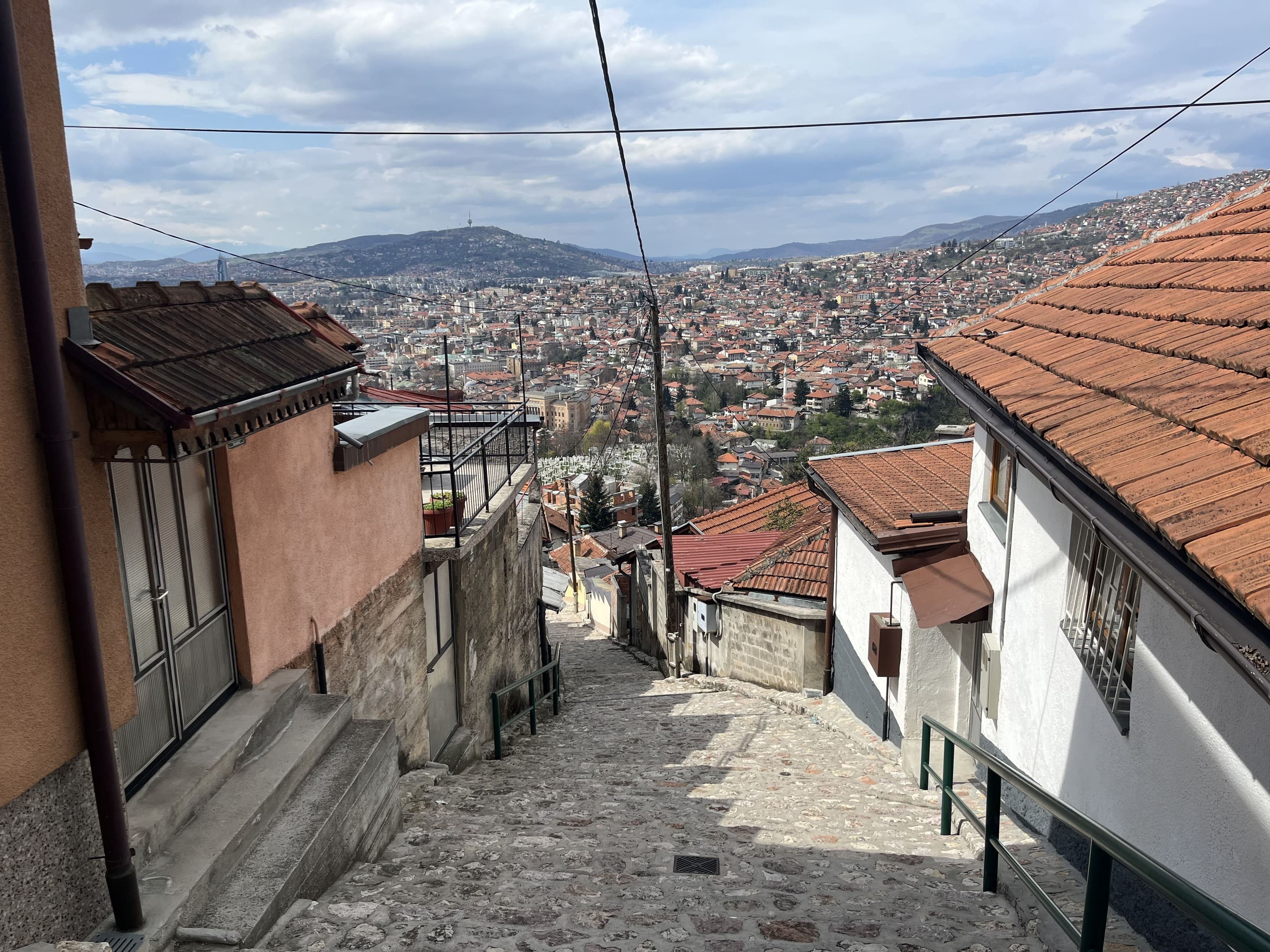 På vejen ned fra Trebević-bjerget spadserer vi gennem et ældre beboelseskvarter. Foto Viktors Farmor