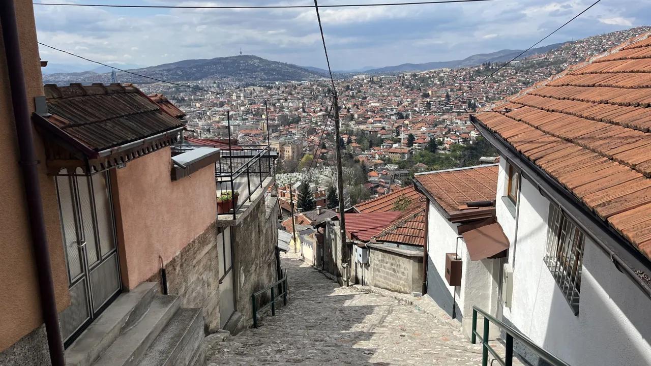 På vejen ned fra Trebević-bjerget spadserer vi gennem et ældre beboelseskvarter. Foto Viktors Farmor