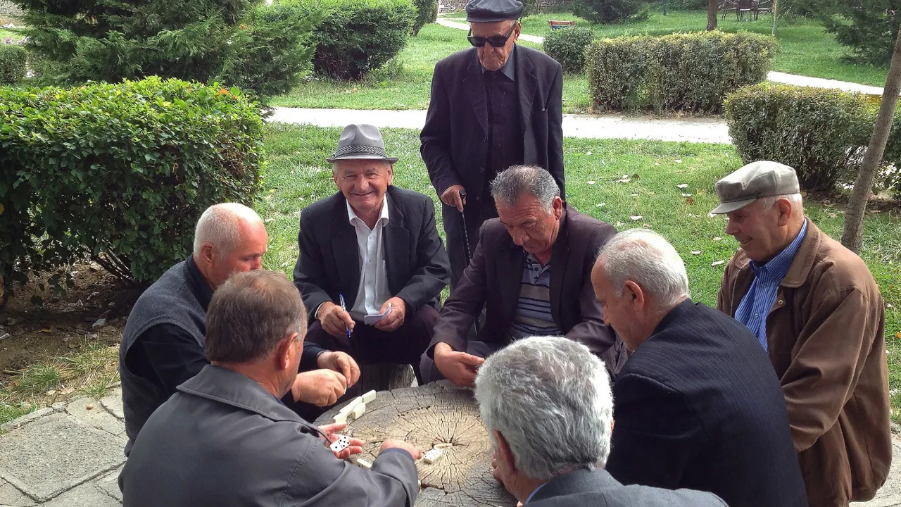 Tiden fordrives med et spil domino i en park i Albanien. Foto Vagn Olsen