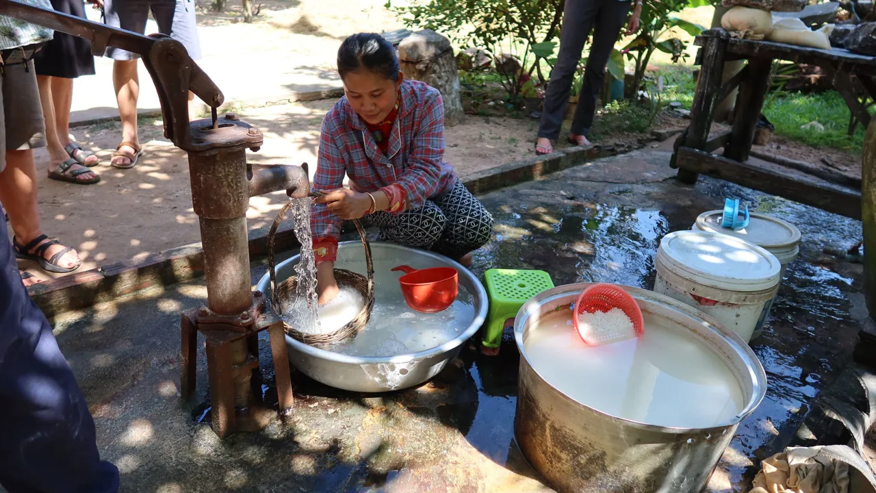 Nudler produceres på traditionel vis. Foto Lisbeth Engbo