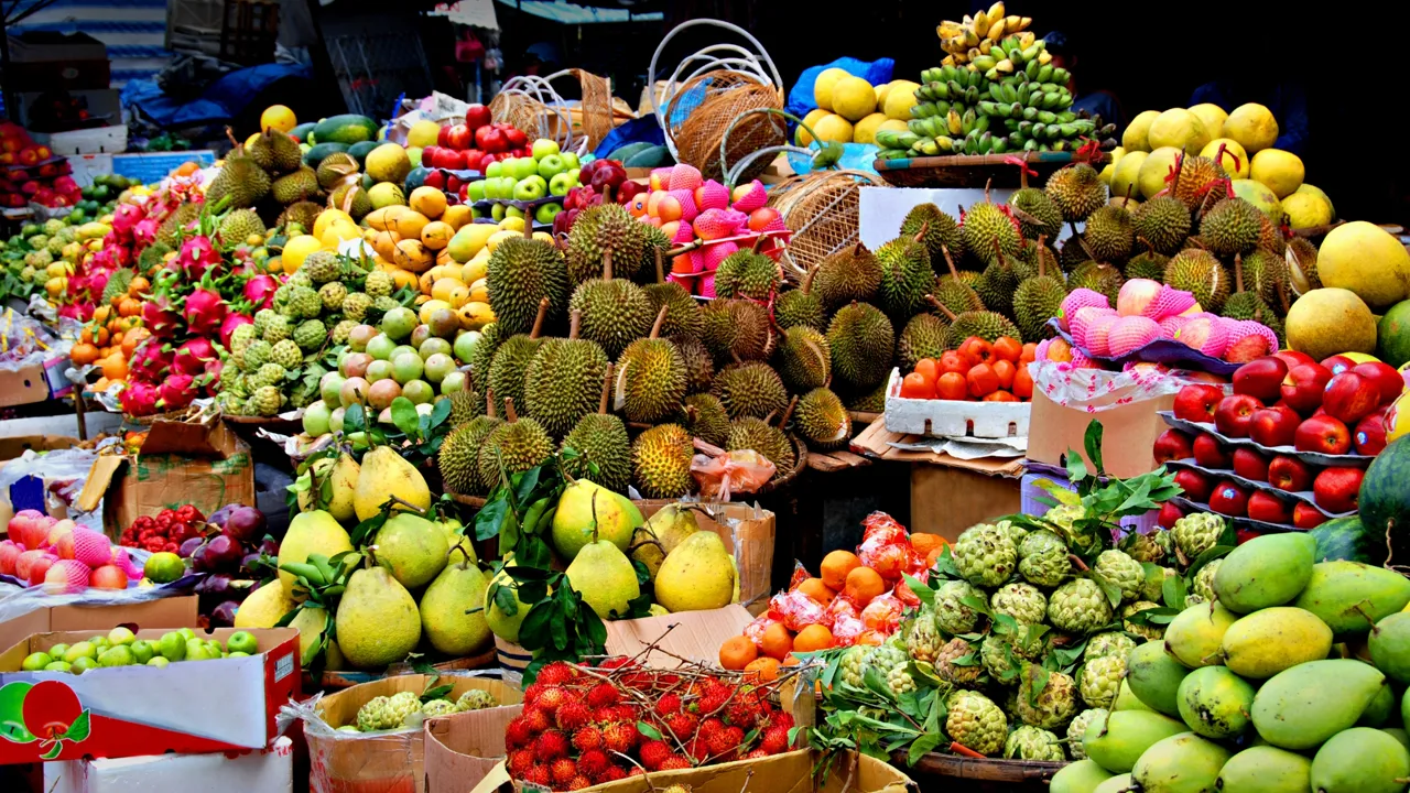 Marked med mange farverige og søde frugter ved rejser til Vietnam.