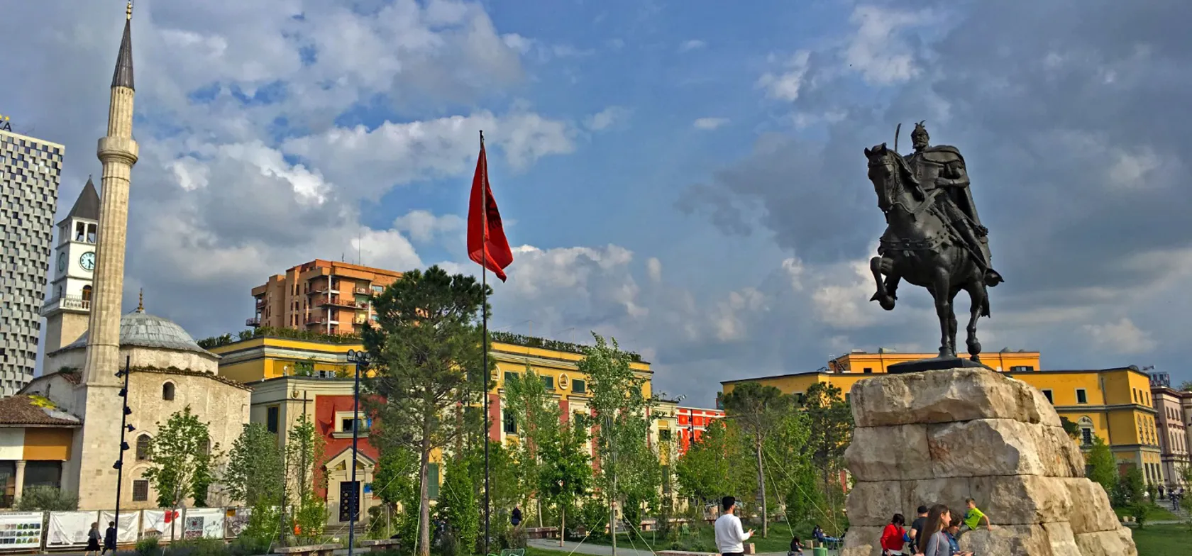 Statuen af den albanske nationalhelt Skanderbeg troner midt på pladsen af samme navn i Tirana. Foto Lise Blom