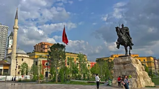 Statuen af den albanske nationalhelt Skanderbeg troner midt på pladsen af samme navn i Tirana. Foto Lise Blom