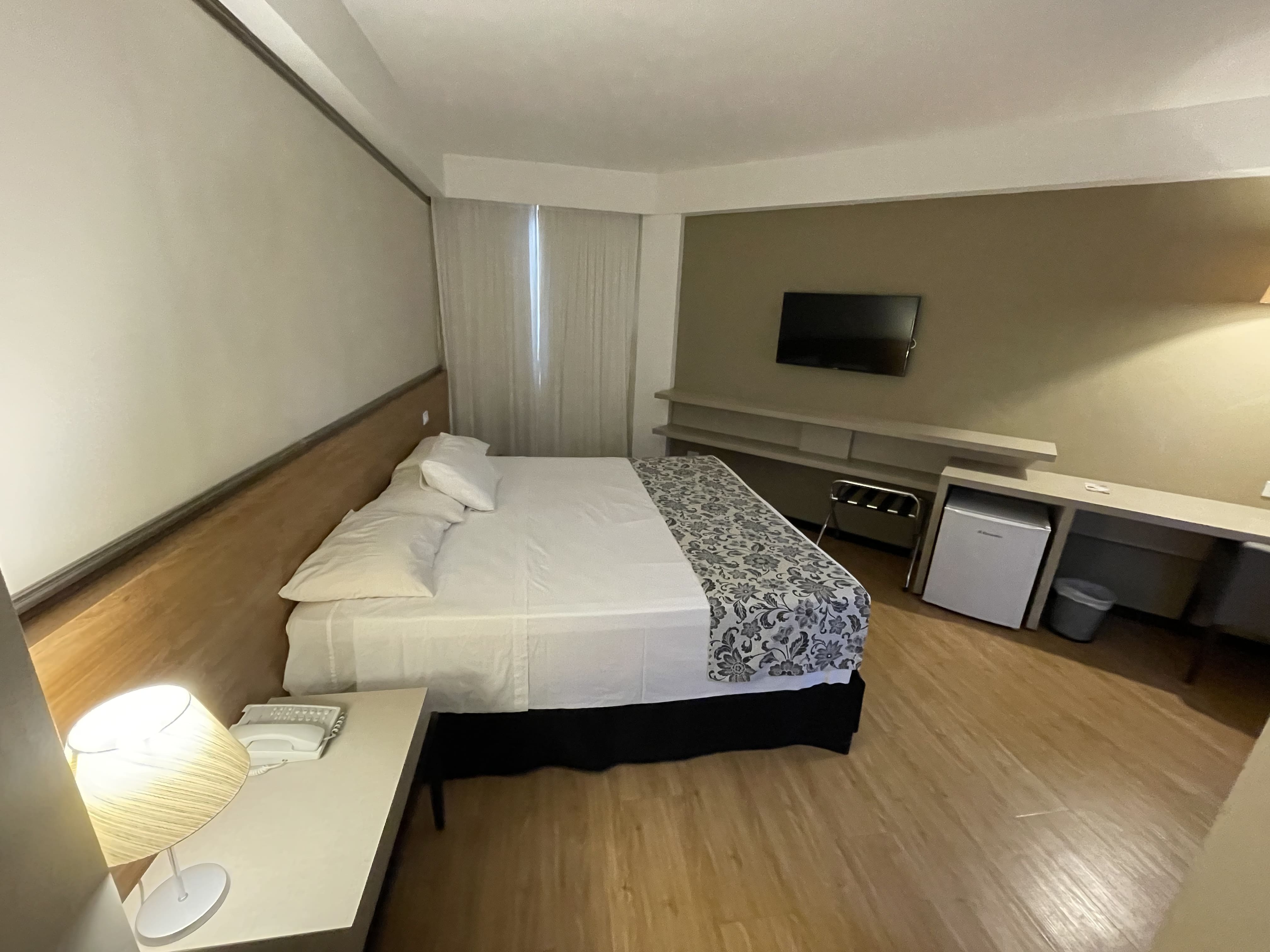 Indbydende hotel med pool, bar, restaurant og grønne udendørsarealer. 