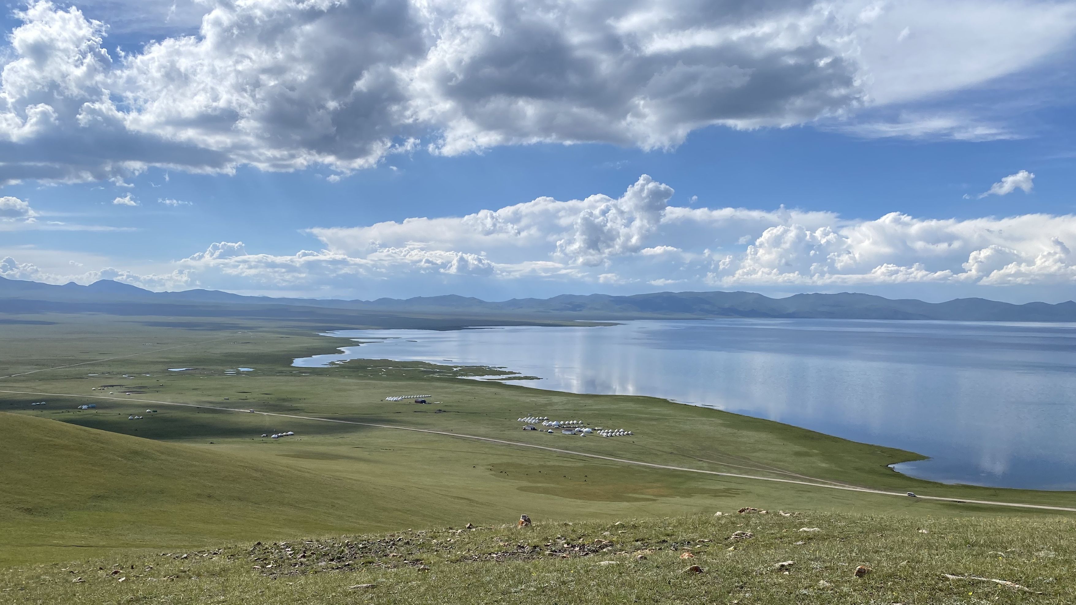 Vi vandrer op og får en smuk udsigt over Son Kul Søen og vores camp. Foto Maria Kring
