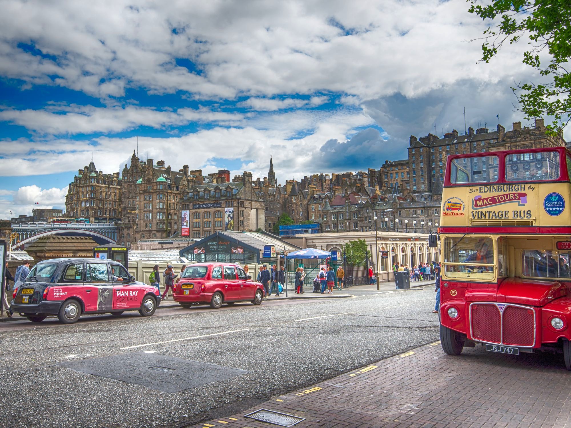 De karakteriske busser og taxi i Edinburgh. Foto Viktors Farmor