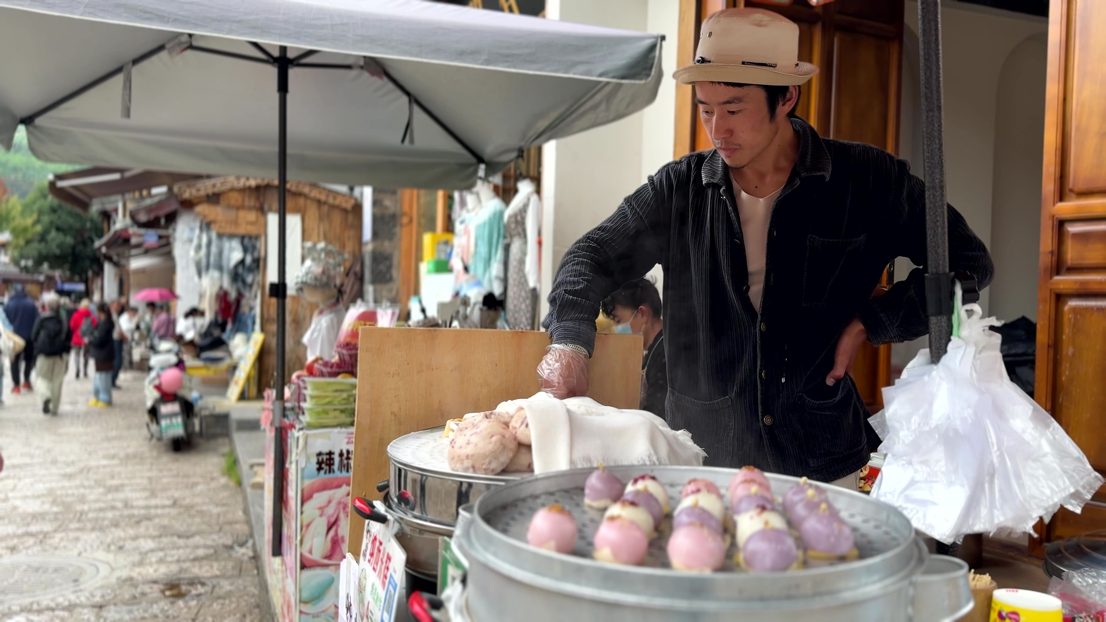 De traditionelle rose-kager sælges på næsten hvert et gadehjørne i Yunnan. Foto Signe Bjørnskov Mynster
