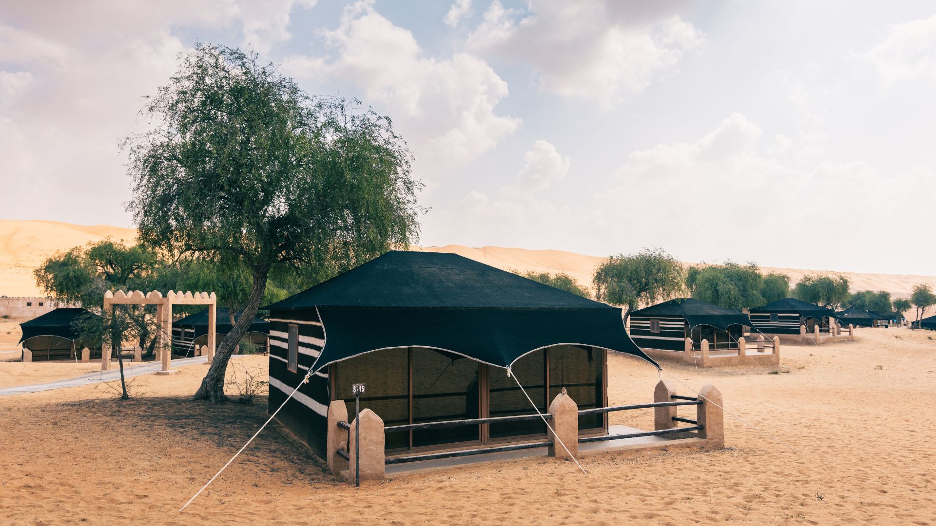Thousand Nights Camp ligger midt i det majestætiske ørkenlandskab Wahiba Sands i Oman. Foto Viktors Farmor 