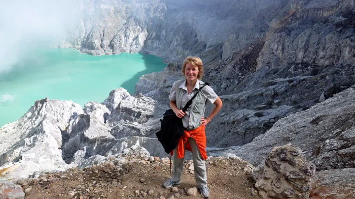 Viktors Farmor rejseleder Pia Lund Poulsen ved Ijen i Indonesien