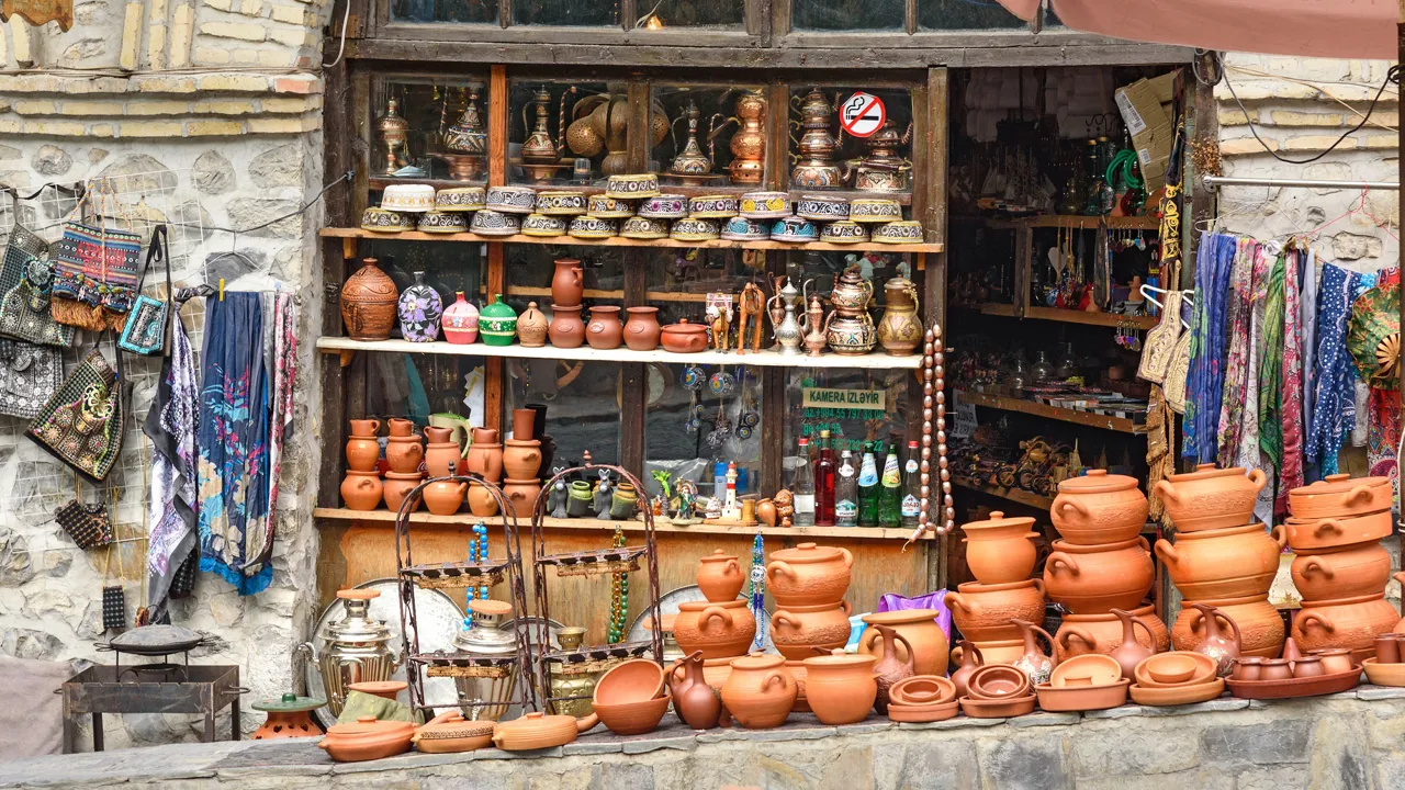 Sheki er kendt for sit gode kunsthåndværk - og vi ser rigeligt af det. Foto Viktors Farmor