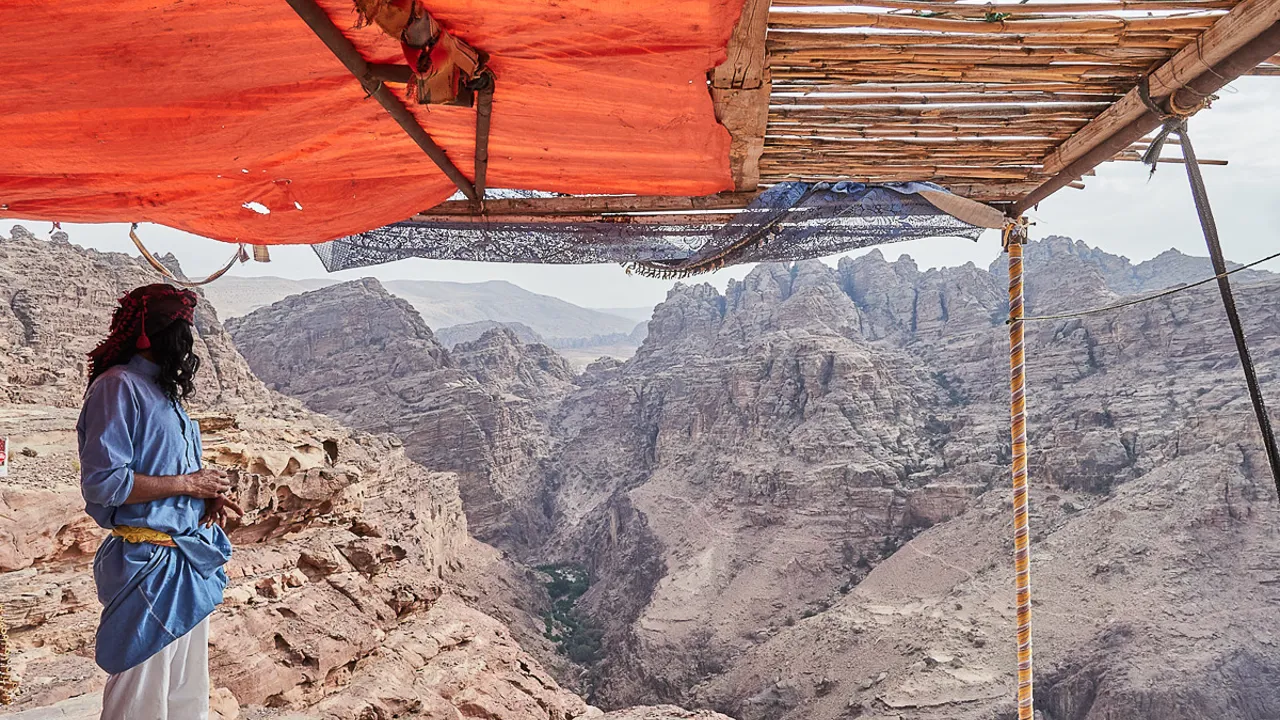 Fra Petra kan man vandre længere ud i bjergområdet. Foto Viktors Farmor
