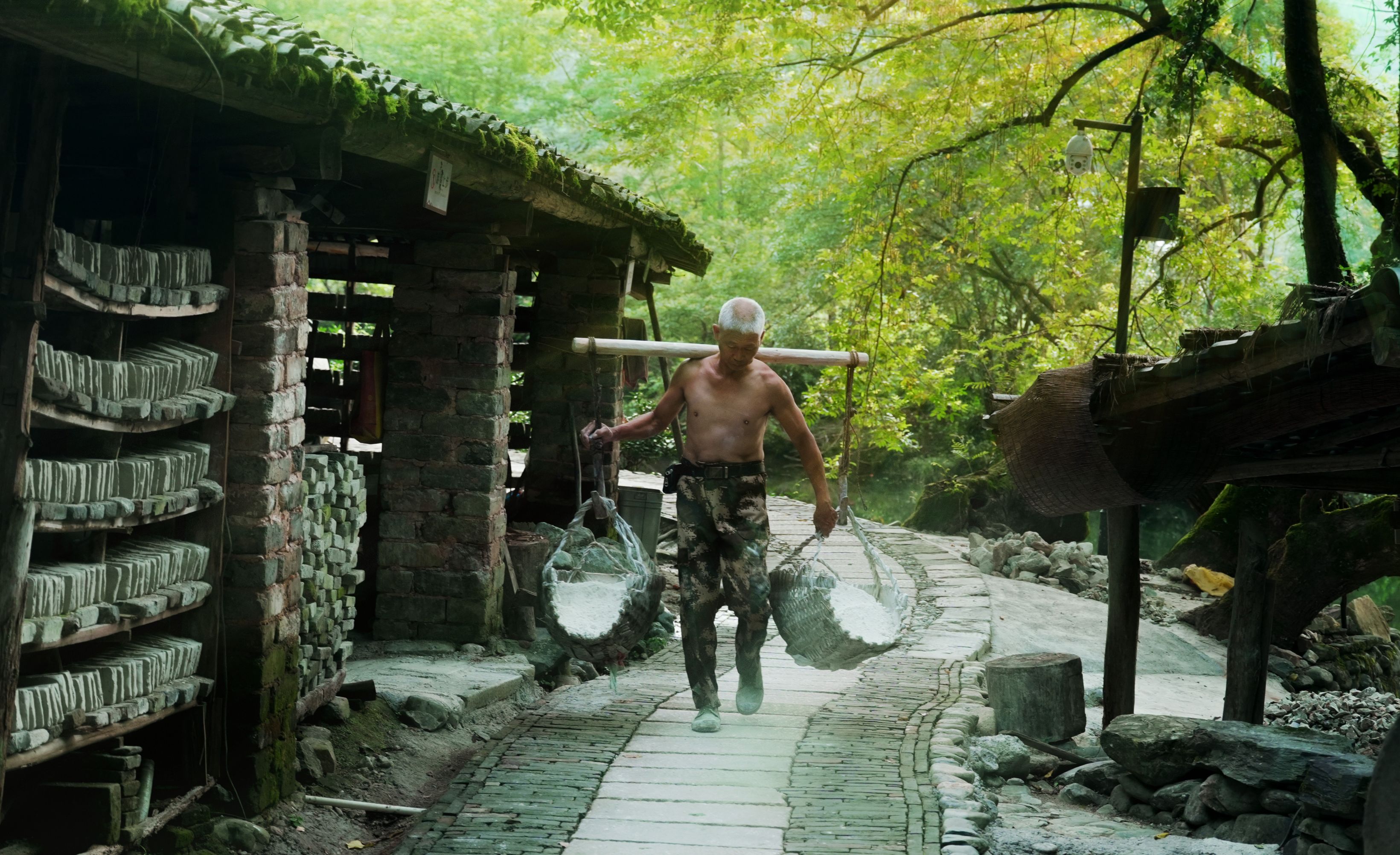 Hverdagsliv i den charmerende landsby Yaoli, som vi besøger på rejsen. Foto Viktors Farmor