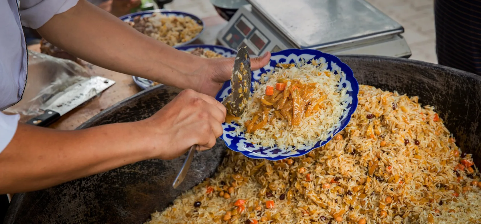 Uzbekistans nationalret plov - også kendt som pilaf og osh.