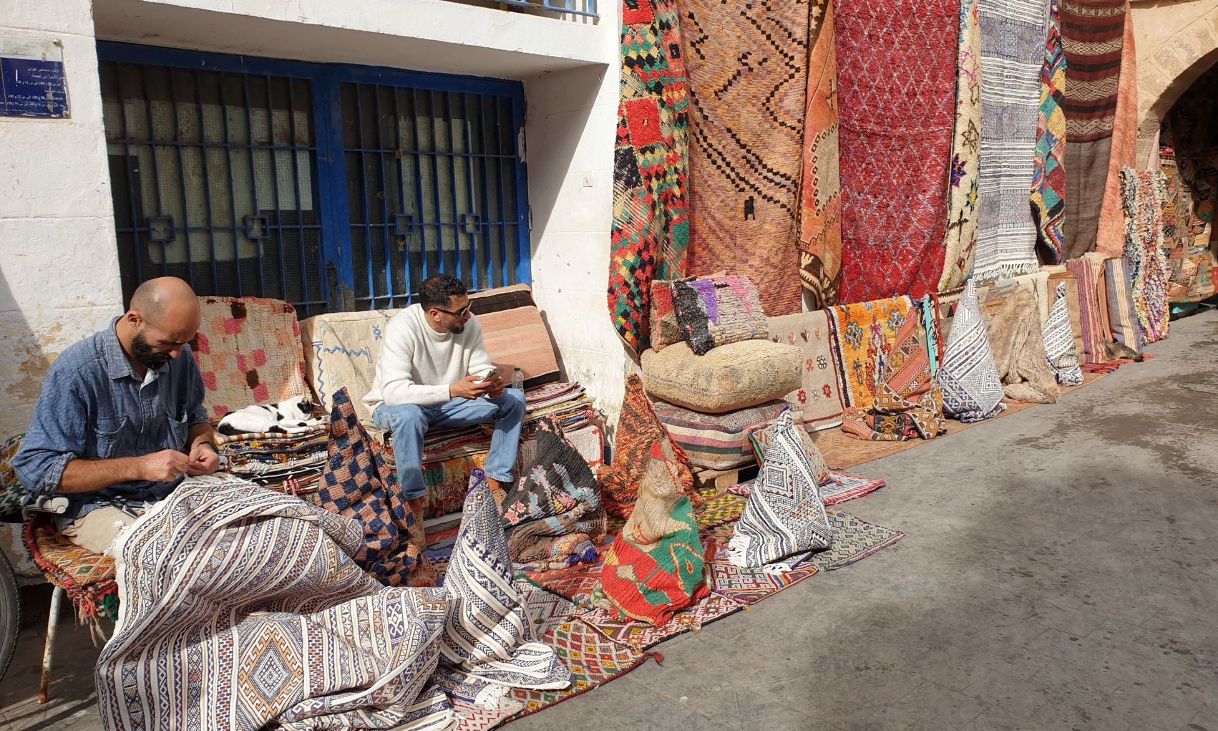 Der er smukke berbertæpper til salg i Essaouira, som man kan tage med hjem fra en rejse i Marokko. Foto Kirsten Gynther Holm
