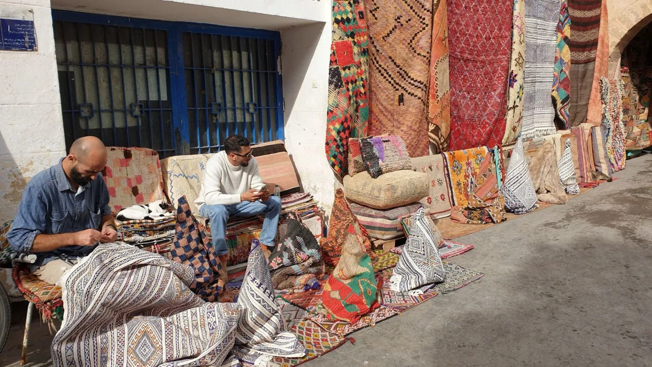 Der er smukke berbertæpper til salg i Essaouira, som man kan tage med hjem fra en rejse i Marokko. Foto Kirsten Gynther Holm