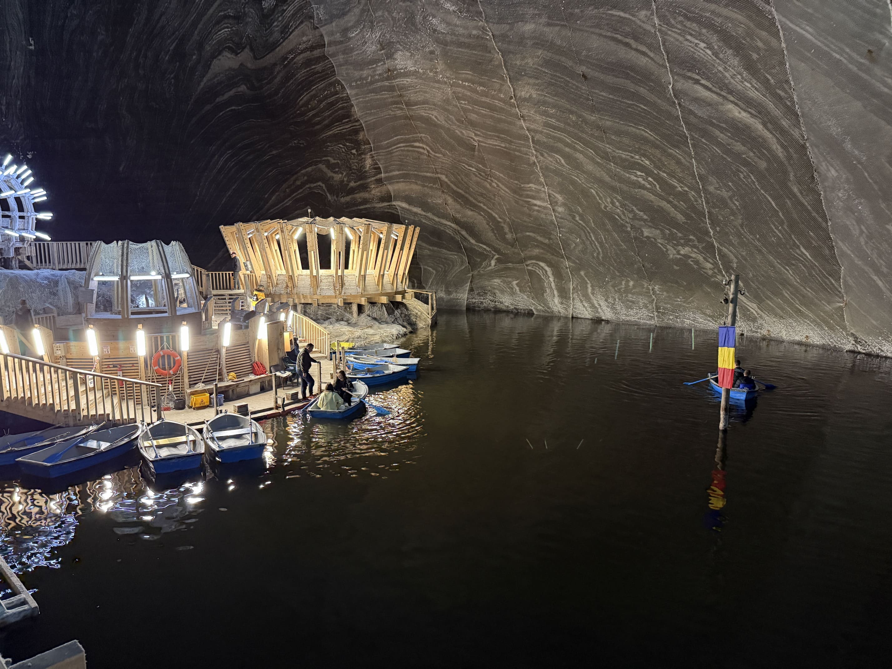 Det er muligt at gå en tur på platformen på søen dybt nede i Turda-saltmine. Foto Josefine Aude Raas