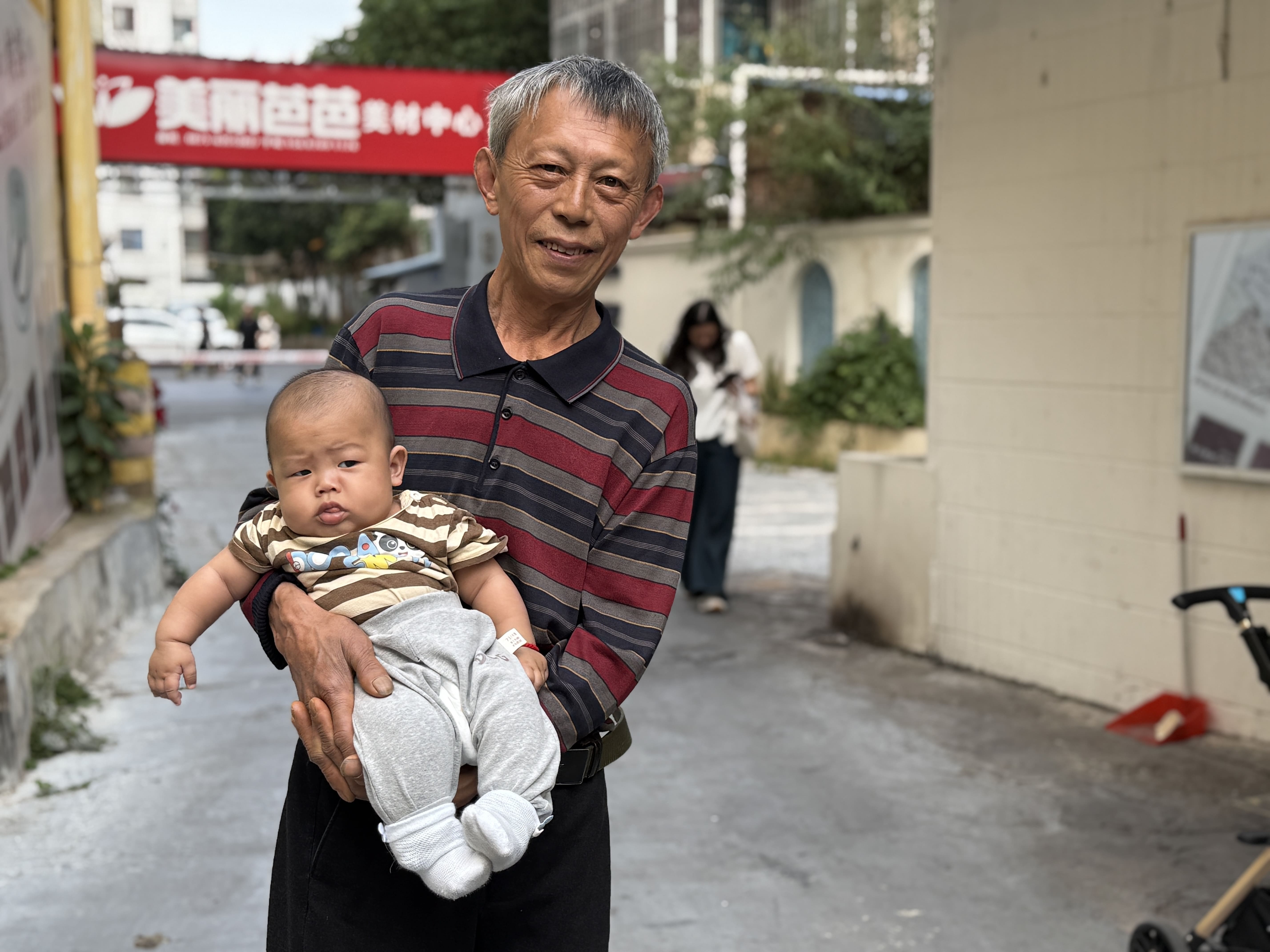 Bedstefar passer barnebarnet, mens mor og far er på arbejde. Foto Signe Bjørnskov Mynster