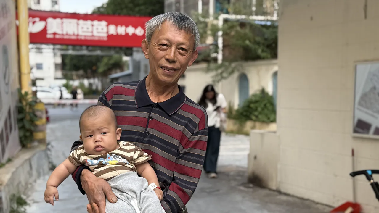 Bedstefar passer barnebarnet, mens mor og far er på arbejde. Foto af Signe Bjørnskov Mynster