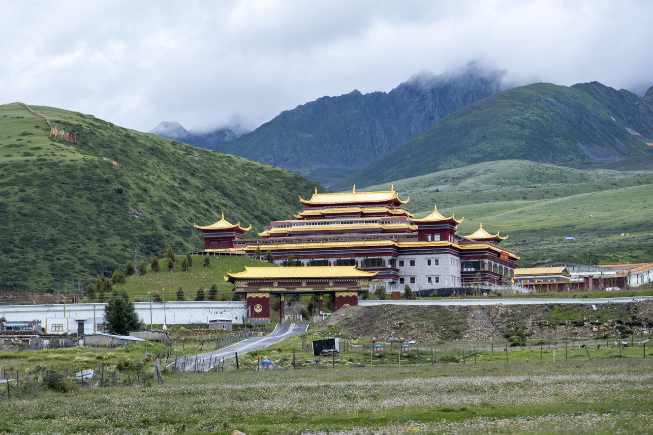 Tibetanske kloster på vejen op til Zheduo-passet. Foto Carsten Lorenzen