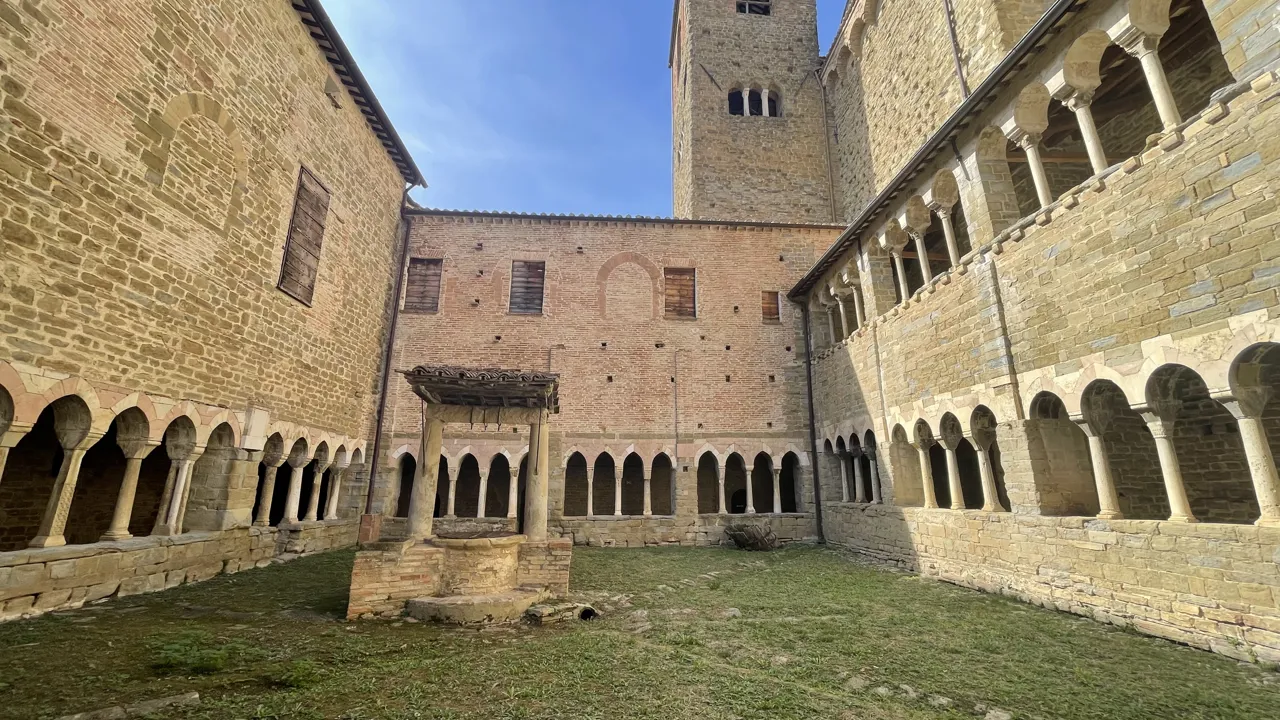 Vi bliver klogere på livet som Benediktinermunk, når vi bliver vist rundt i det gamle kloster Abbazia di Montelabate. Foto Henriette Jensen