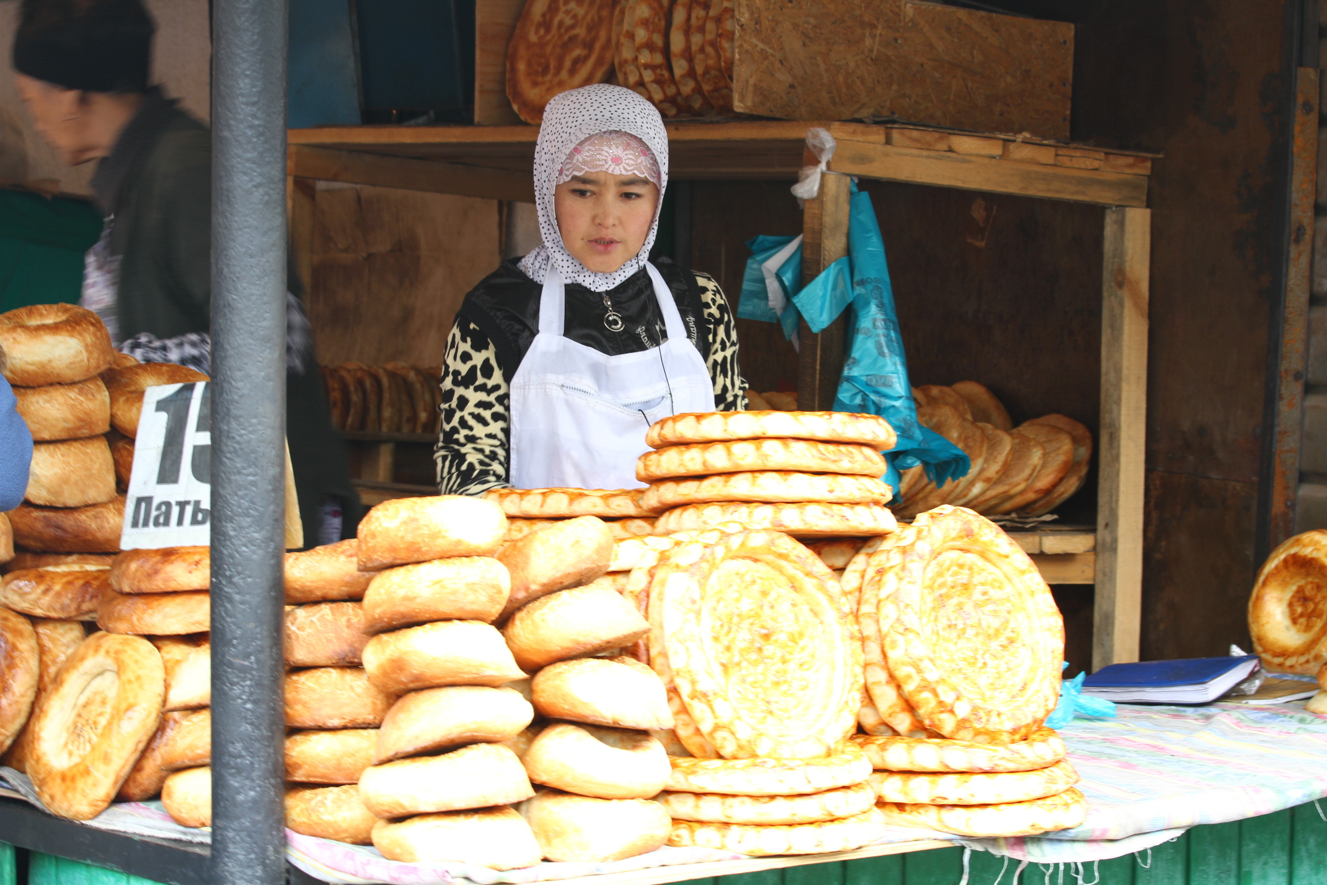 Sødt hvedebrød sælges ved vejsiden. Foto Finn L. Hansen