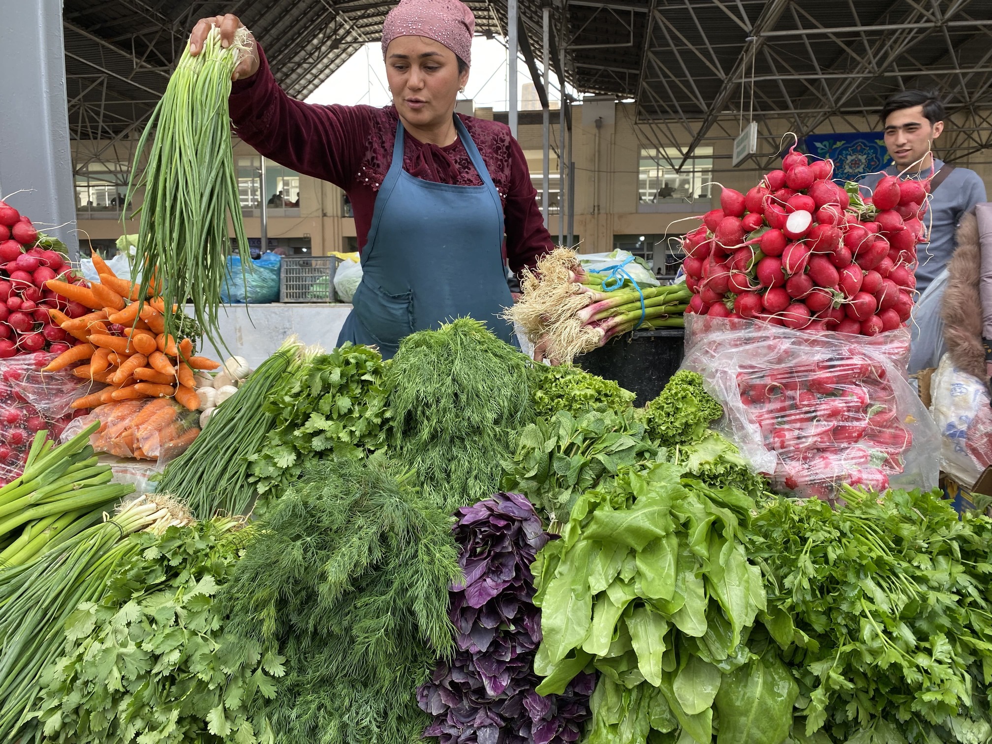I Samarkands store Siyab Bazar sælges bl.a. frugt, grøntsager, brød og meget mere. Foto Michael Høeg Andersen