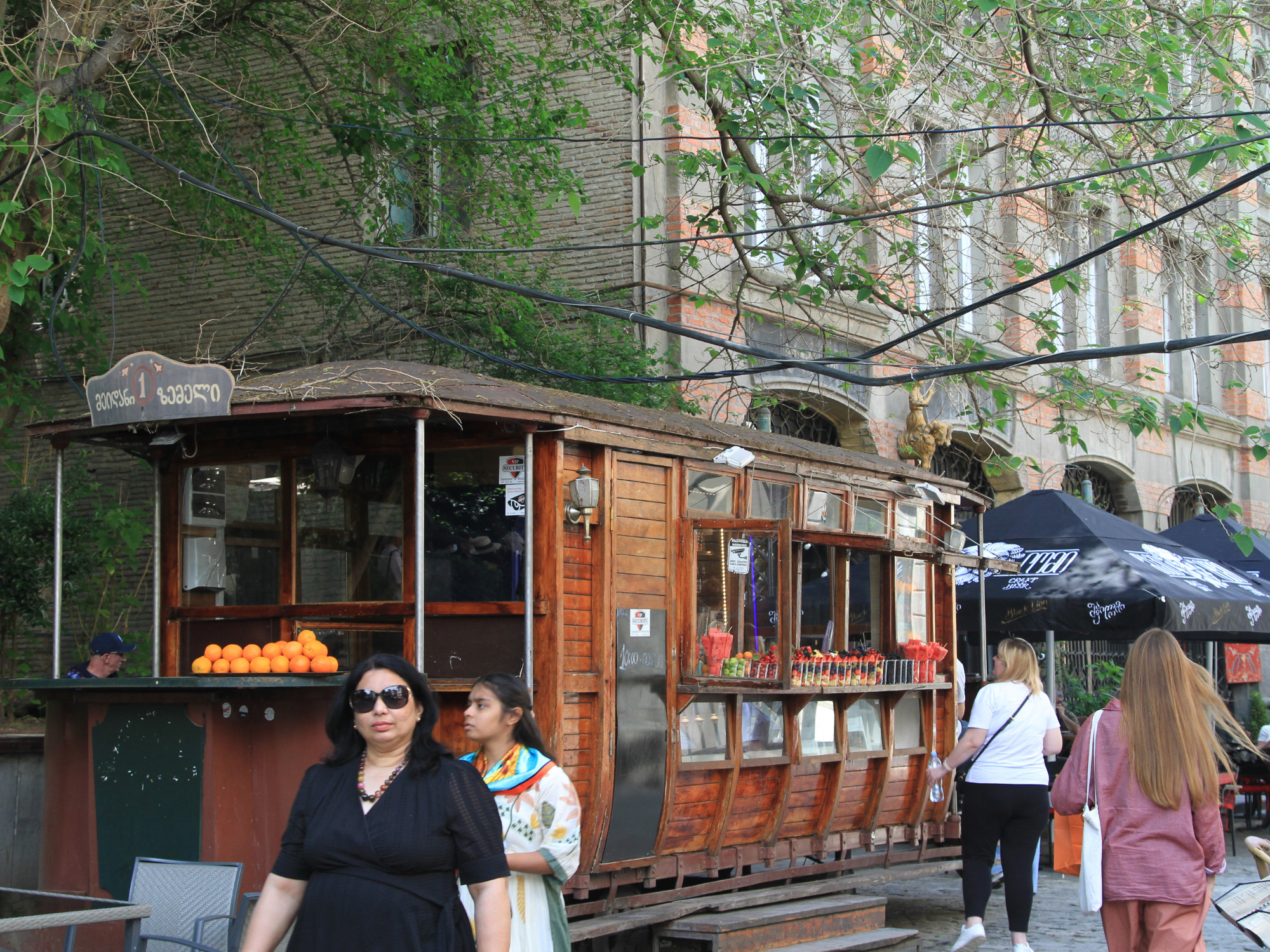 Her sælges friskpresset juice fra en gammel sporgvogn i den gamle bydel. Foto Ole Grauting