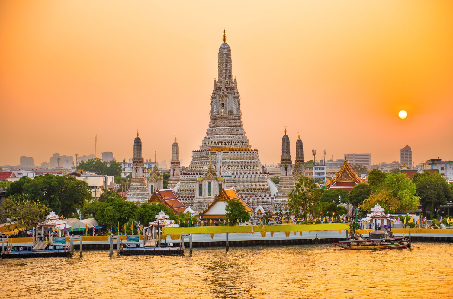 Wat Arun er dekoreret med tusindvis af små, farvede stykker keramik. Foto Viktors Farmor