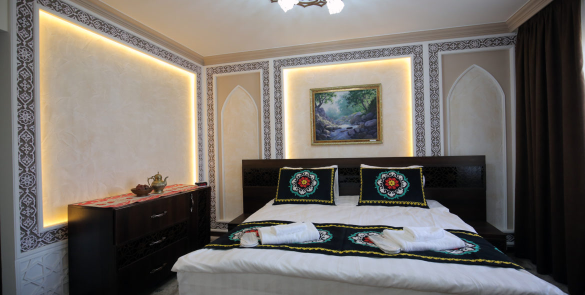 Hotel Sogdiyon er Khujands største hotel – lige ved floden og byens grønne park. 