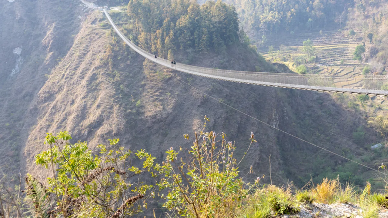 På vejen til Pokhara kommer vi forbi en 368 meter lang hængebro, som vi får mulighed for at gå en tur på. Foto Verner Ruud Nielsen