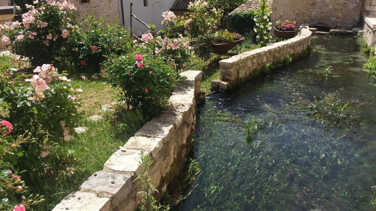 I Rasiglia giver meget vand i gaderne giver stor frugtbarhed. Foto Lene Brøndum