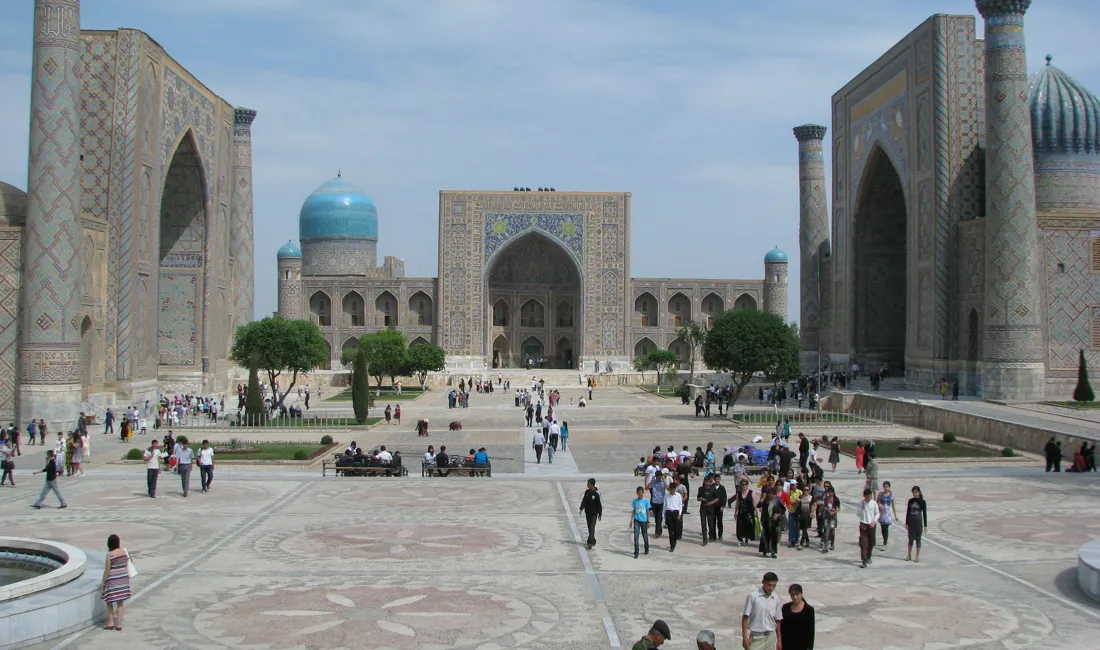 Det var her på Registanpladsen i Samarkand, at kamelkaravanerne standsede og købmændene forsøgte at gøre en god handel. Foto Vagn Olsen
