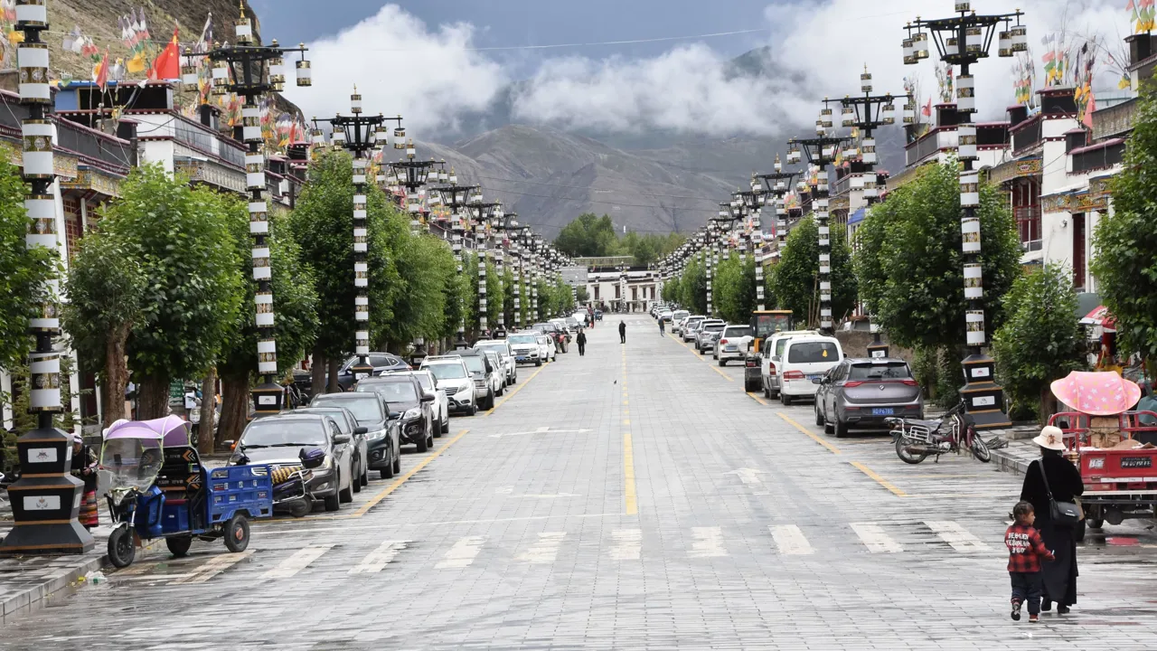 En hyggelig gade i Gyantse. Foto Ulla Dons