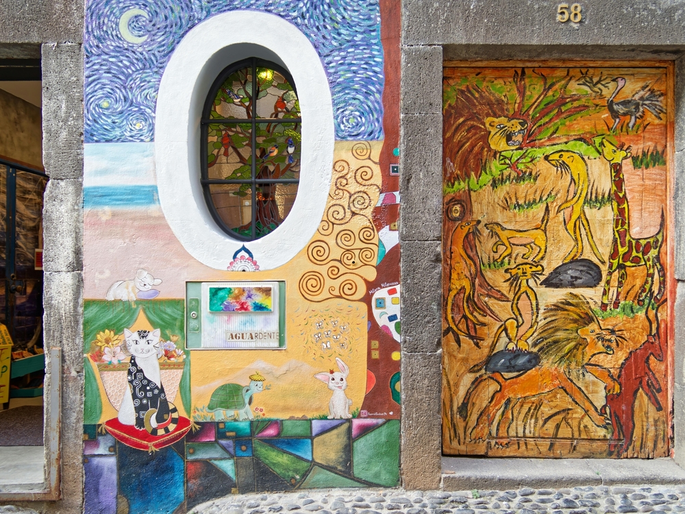 Vi ser betagende kunst i Rua de Santa Maria. Foto Viktors Farmor