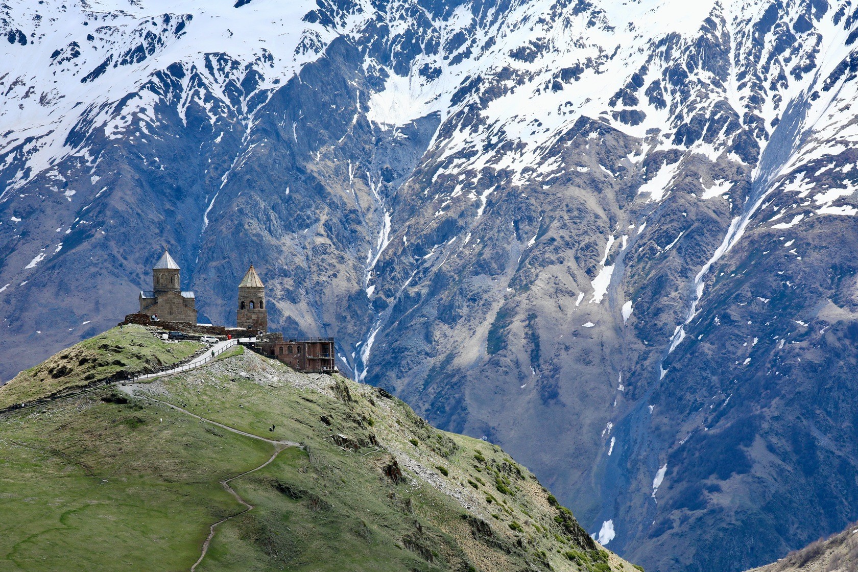 Gergeti Trinity Church på toppen - omringet af de sneklædte Kaukasusbjerge. Foto Anders Stoustrup