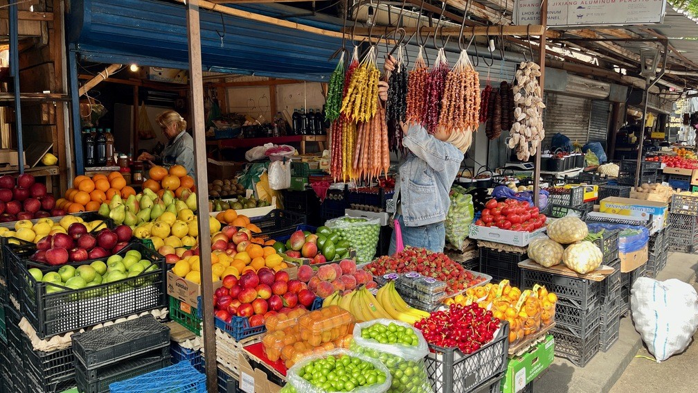 Der er rig mulighed for at besøge et af de mange markeder i Tbilisi, der sælger alverdens farverig frugt og grønt. Foto Anders Stoustrup