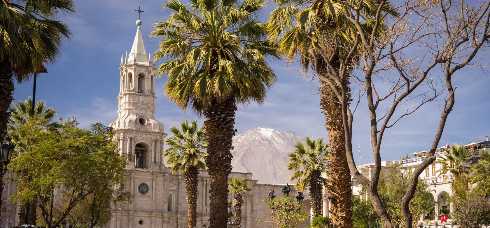 Arequipas hvide katedral med Misti vulkanen i baggrunden. Foto Viktors Farmor