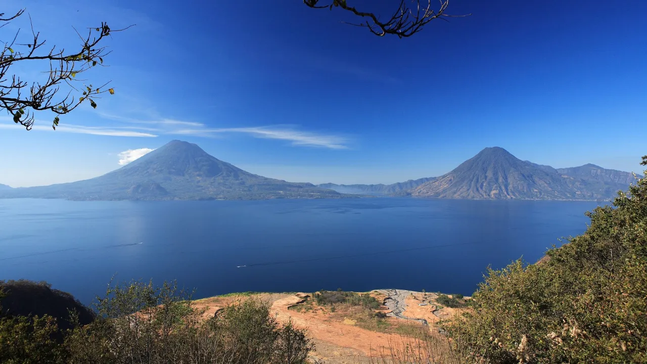 Atitlan søen ligger forrygende smukt mellem høje vulkaner. Foto Anders Stoustrup