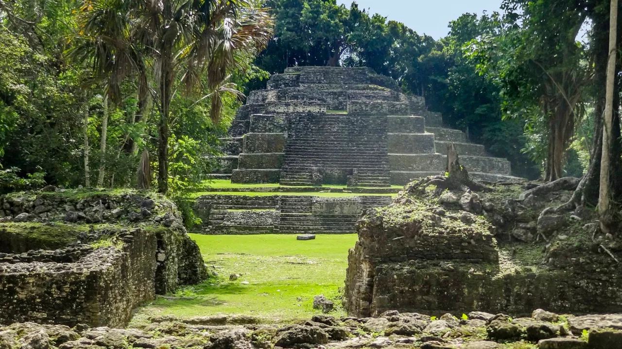 Nogle af de største mayaruiner findes i Belize ved Lamanai.