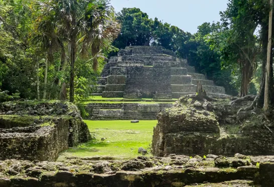 Nogle af de største mayaruiner findes i Belize ved Lamanai.