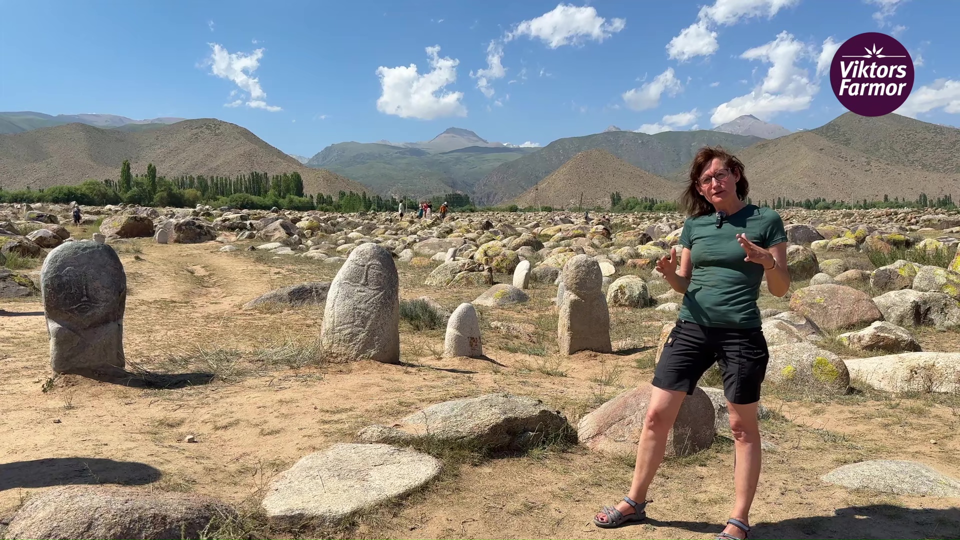 Rejseleder Karin Hansen fortæller om Kirgisistans helleristninger