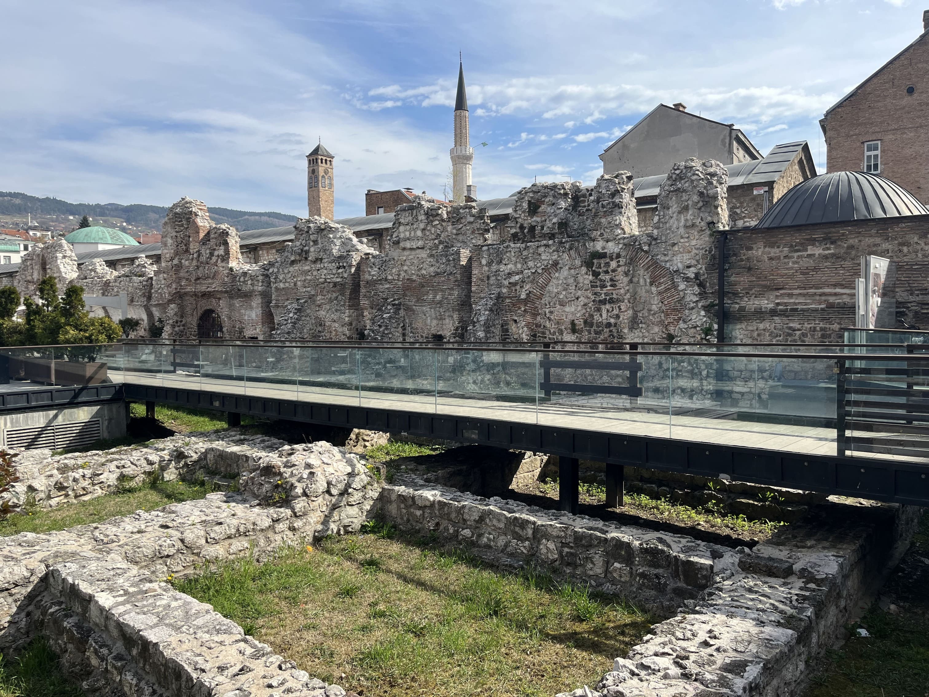 Tæt ved vores hotel ligger ruinerne fra det tidligere karavanserai Tašlihan. Foto Viktors Farmor
